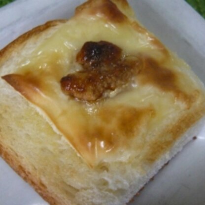 ひーじゃーまんさん、こんばんは・・・・アーモンドなくて黒糖胡桃で作りました。チーズとも合い美味しく頂きました(#^.^#)